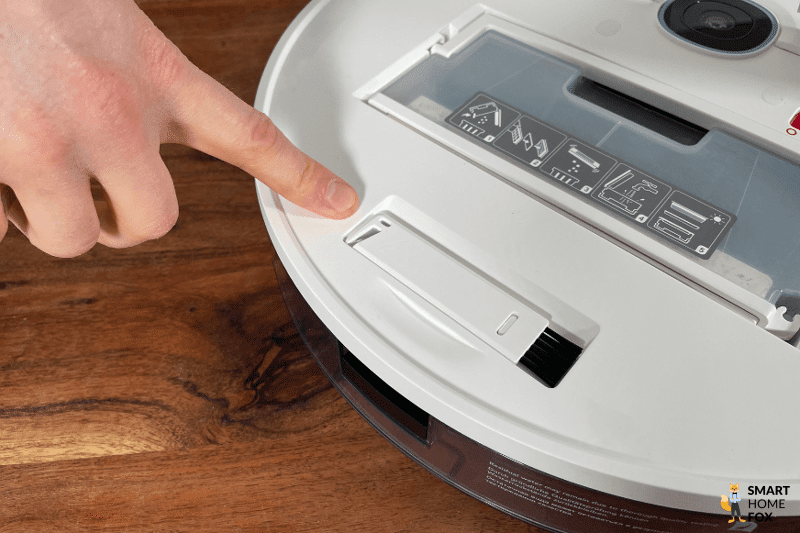 Reinigungswerkzeug des Yeedi Vac Hybrid wird in der Hand gehalten